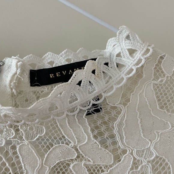 Beautiful lace top - Picture 2 of 3